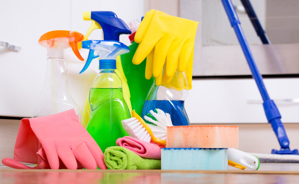 Sponges, sprays, mops and brushes